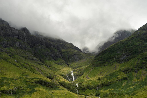 The mist descending on the mountains of Scotland during daytime - Фото, зображення