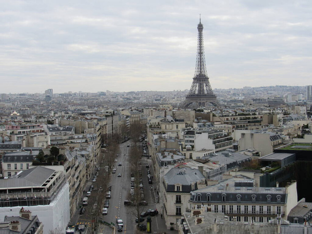 Вид на Эйфелеву башню с Триумфальной арки в Париже в облачный день
 - Фото, изображение