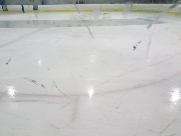 очищення підлоги хокею через брудне пластикове вікно
 - Фото, зображення