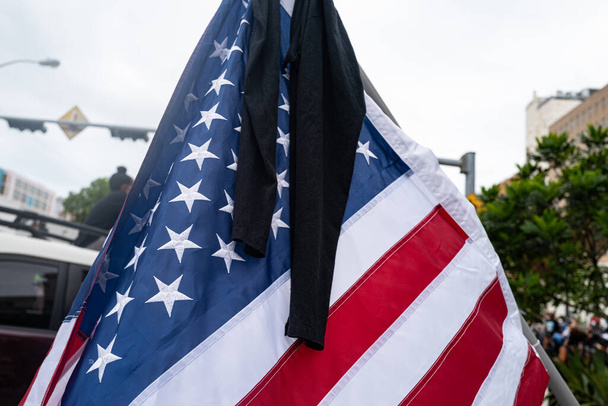 Bandiera americana con un segno nero. Proteste negli Stati Uniti dopo la morte di un uomo di colore. Le vite nere contano
. - Foto, immagini