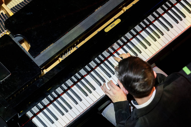 Tunnistamaton nuori pianisti soittaa jazzia  - Valokuva, kuva