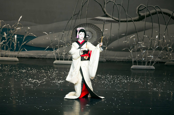 Niet-geïdentificeerde personen die optreden op theatertoneel in Japanse stijl - Foto, afbeelding