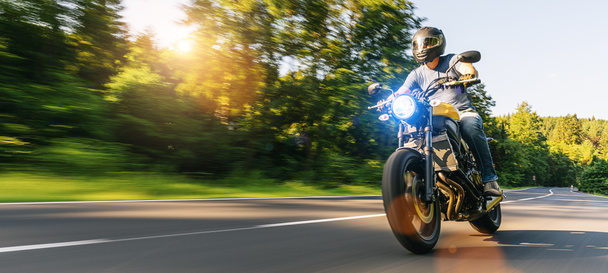motocykl na silnici. baví jízdu prázdnou dálnici na motocyklové cestě  - Fotografie, Obrázek