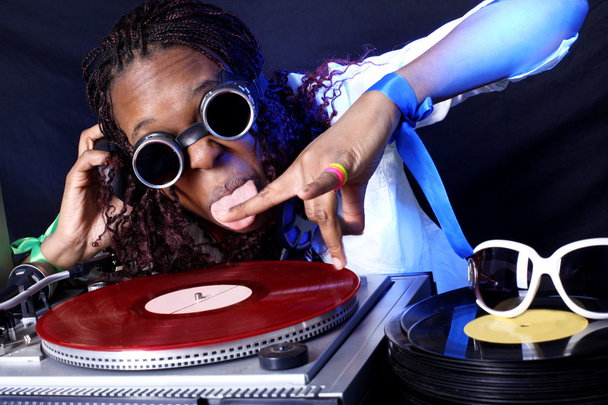 Cool afro amerikkalainen DJ toiminnassa
 - Valokuva, kuva