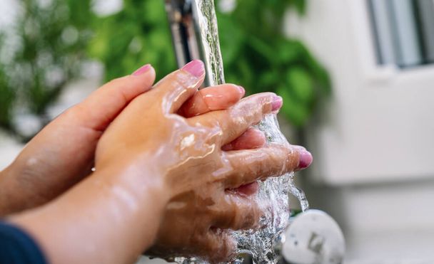 Hygieniaa. Puhdistuskädet. Pese kädet veden ehkäisyyn Kiina patogeeni hengitys koronavirus 2019-ncov flunssa puhkeaminen. Vaarallinen aasialainen ncov corona virus, SARS pandemiariski käsite - Valokuva, kuva