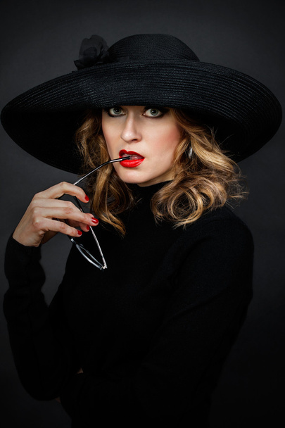 Vrouw met elegante hoed - Foto, afbeelding