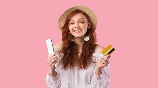 Cheerful Girl Holdingスマートフォン&クレジットカード,パノラマ,スタジオショット - 写真・画像