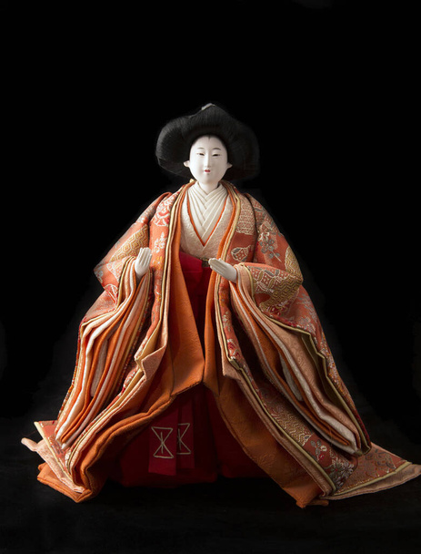 Decoración de muñeca tradicional japonesa con traje de kimono
 - Foto, Imagen