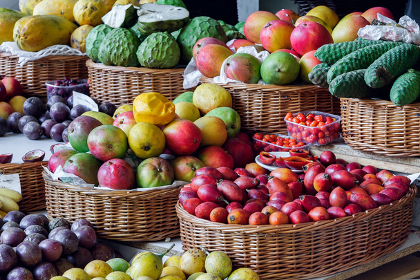 közeli kép: a gyümölcs- és zöldség istálló Funchal tartozó marke - Fotó, kép