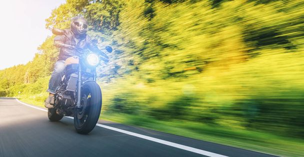 сучасний скремблер мотоцикл на лісовій дорозі. весело провести порожню дорогу під час подорожі на мотоциклі. Реальний динамічний розмитий постріл. копіювання вашого окремого тексту
. - Фото, зображення