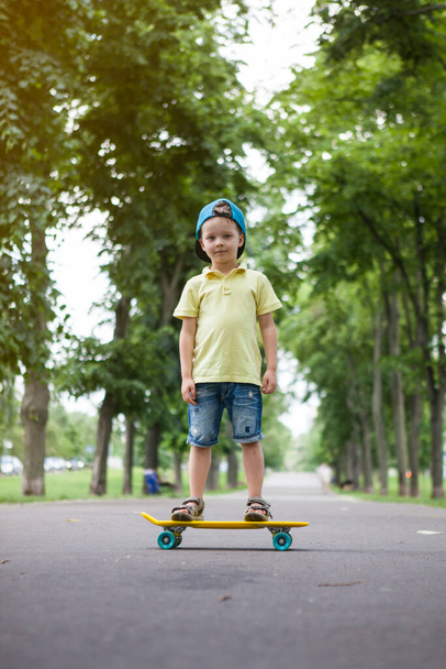 Little boy on skate board. - Foto, Imagem