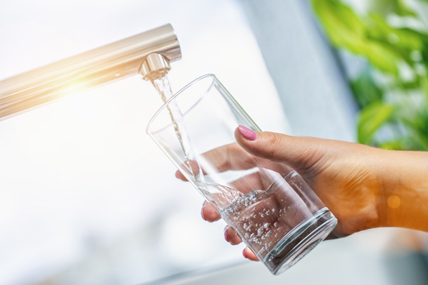 руки людини заповнюють воду в склі на кухонному кран
 - Фото, зображення