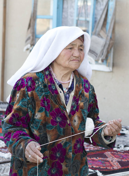 Porträt einer älteren Frau in traditioneller japanischer Tracht - Foto, Bild