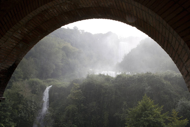 vista del puente en el río - Foto, imagen