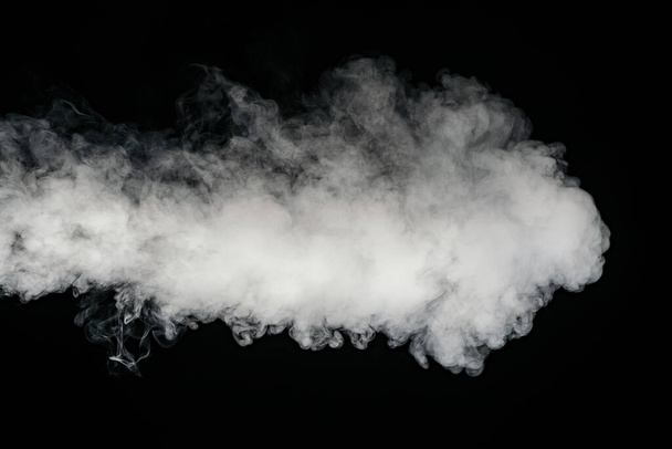 humo aislado de cigarrillo electrónico sobre fondo negro
 - Foto, Imagen