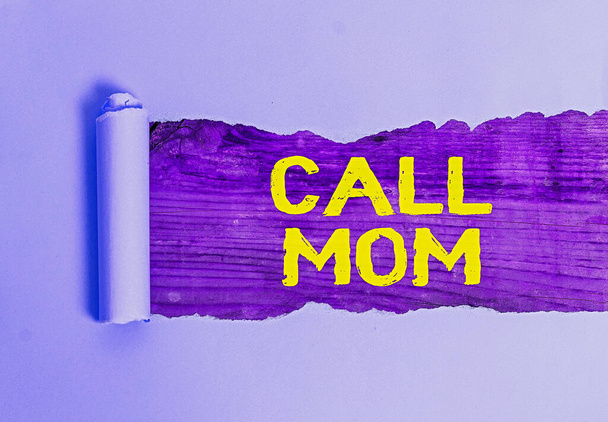 Πινακίδα που δείχνει Call Mom. Εννοιολογική φωτογραφία Προσπάθεια επικοινωνίας με τη μητέρα μέσω του smartphone. - Φωτογραφία, εικόνα