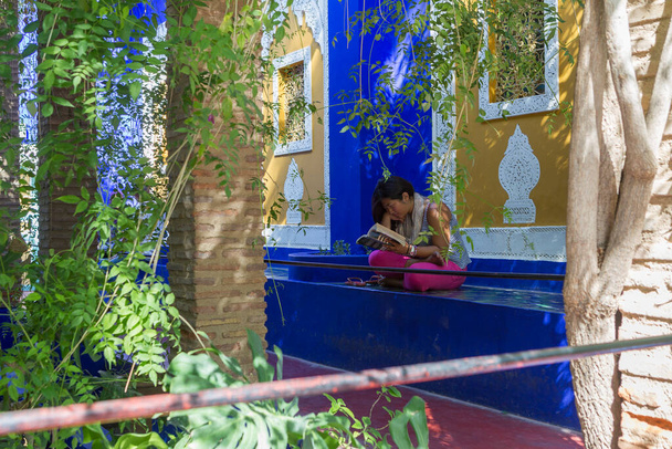 Eski renkli evin yakınındaki tropik bahçe - Fotoğraf, Görsel