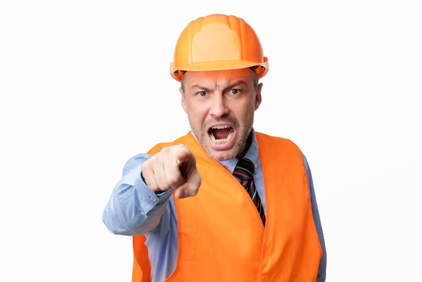 Angry Construction Worker huutaa sormella kameralle, Studio Shot - Valokuva, kuva