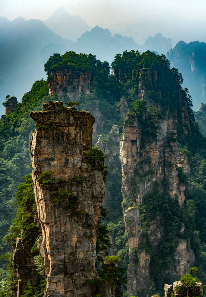 張家界、中国の石灰岩の山 - 写真・画像
