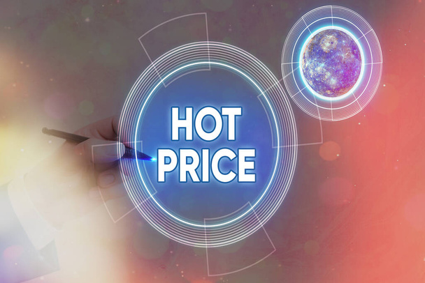Εννοιολογική γραφή χέρι δείχνει Hot Price. Επαγγελματική φωτογραφία που δείχνει τη χαμηλότερη προσφορά σε έναν αγοραστή κατά την αγορά ορισμένων προϊόντων Στοιχεία αυτής της εικόνας που παρέχεται από τη NASA. - Φωτογραφία, εικόνα