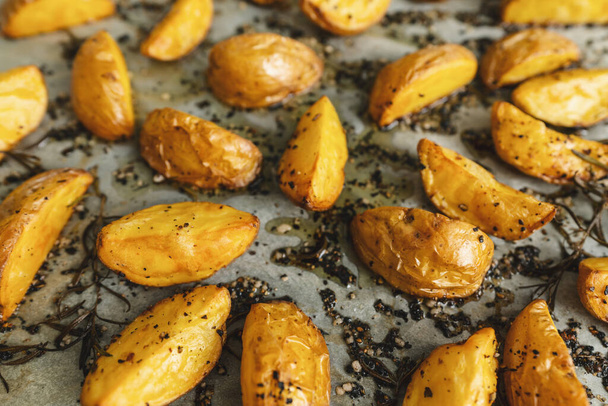 Cuñas de patata al horno con romero y aceite
  - Foto, imagen