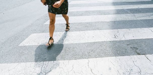 femme marchant sur un passage de zèbre - Photo, image