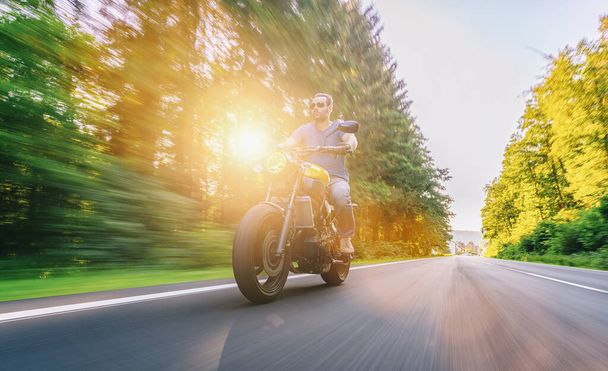 scrambler moto sulla strada vuota in sella e divertirsi in un viaggio in moto tour. copyspace per il tuo testo individuale
. - Foto, immagini