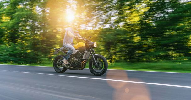 moto en la carretera. divertirse conduciendo el camino vacío en un viaje en motocicleta. copyspace para su texto individual. - Foto, Imagen