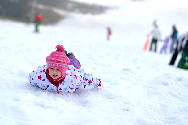 Boldog lány szánkózás, téli szórakozás, a hó, a család, szánkózás - Fotó, kép
