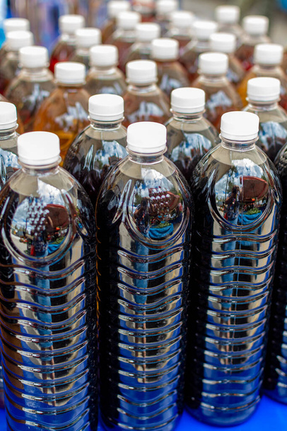 Vinho tinto grego local em garrafas de plástico à venda no mercado de agricultores
 - Foto, Imagem
