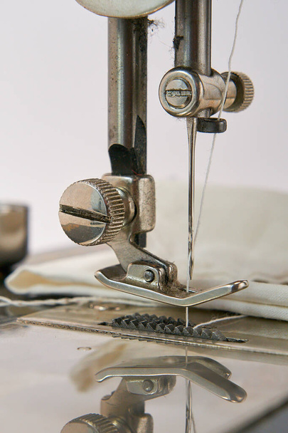 Швейная машина и детали на белом фоне
 - Фото, изображение