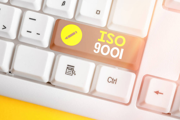 Fogalmi kézírás mutatja Iso 9001. Üzleti fotó szöveg a megfelelő nemzetközi szabvány után, hogy biztosítsa az ügyfelek s követelmény. - Fotó, kép