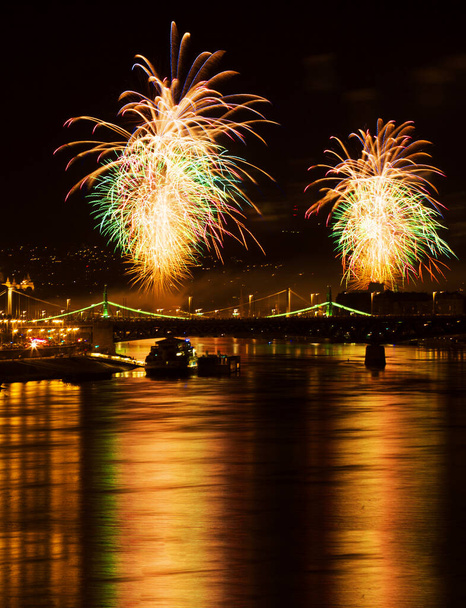fuochi d'artificio sul fiume - Foto, immagini