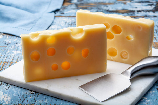 Kaksi korttelin Ranskan emmental puolikova juusto lähikuva - Valokuva, kuva