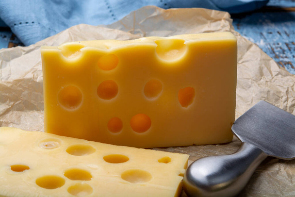 Twee blokken Franse emmentale halfharde kaas van dichtbij - Foto, afbeelding