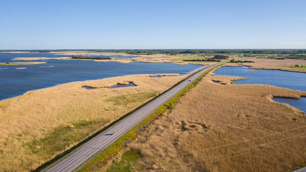 Hava aracından Vinatamma 'ya kadar uzanan güzel panoramik hava manzaralı fotoğraf Estonya' daki en büyük erişim yoludur. Bu yol Muhu Adası ve Saaremaa Adası 'nı birbirine bağlar. (Seriler) - Fotoğraf, Görsel