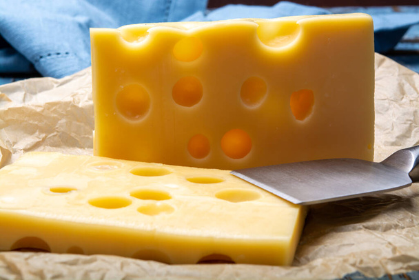Dois blocos de queijo semi-duro emmental francês de perto
 - Foto, Imagem