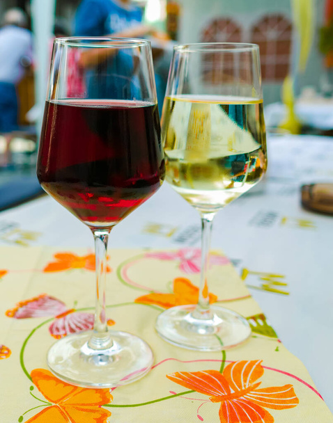 Degustación de vino tinto y blanco en el festival de vinos callejeros en el río Mosel, Alemania, durante la cosecha de uva
 - Foto, imagen