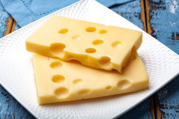 Due blocchi di formaggio semi-duro emmental francese da vicino
 - Foto, immagini