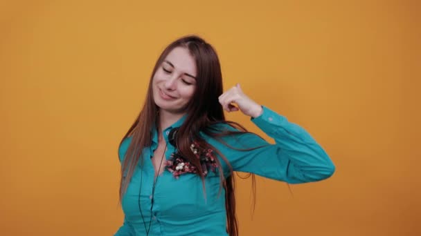 Listens to music on headphones and singing, earphones dancing with hair waving. - Кадры, видео