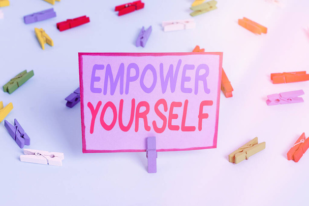 Schreiben Notiz zeigt Empower Yourself. Business-Foto präsentiert Ihnen die Macht, die Kontrolle über Ihr eigenes Schicksal zu übernehmen Farbige Wäscheklammern Papiere leer Erinnerung blauer Boden Büroklammer. - Foto, Bild