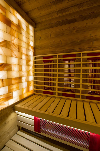 interior de uma sauna com um soalho de madeira
 - Foto, Imagem