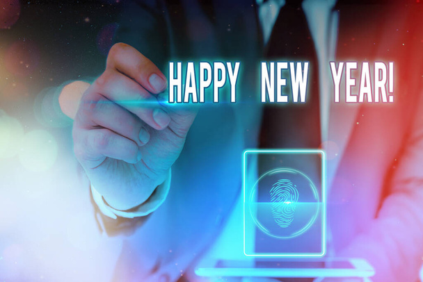 Schreibender Zettel, der ein frohes neues Jahr zeigt. Business-Foto zeigt ein weiteres Jahr für die Erfüllung von Wünschen und Zielen. - Foto, Bild