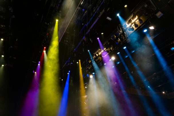 escenario de concierto con luces de colores - Foto, imagen