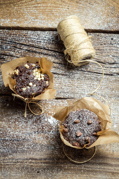 Decorating chocolate muffins with string - Zdjęcie, obraz