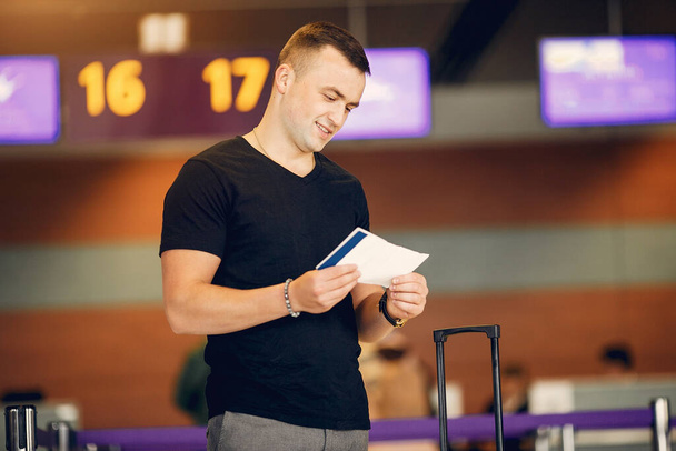 Handsome man standing in a airport - Foto, Bild
