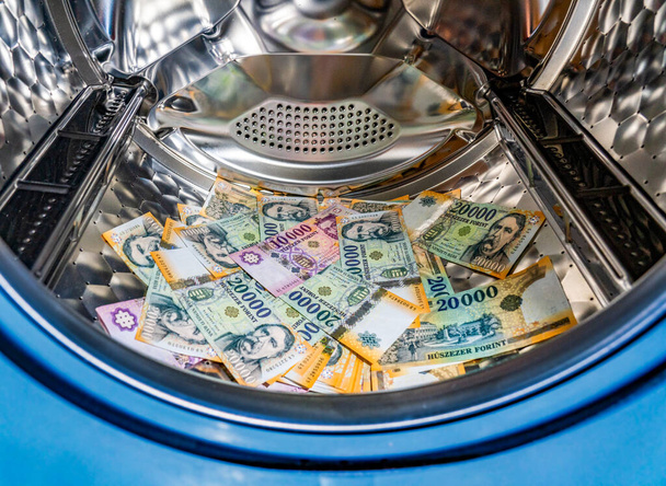 Billetes en lavadora, vista de cerca  - Foto, Imagen