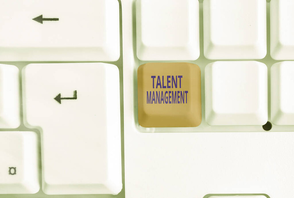 Handschriftliches Textschreiben Talent Management. Konzept bedeutet, die talentiertesten Mitarbeiter zu entwickeln, die verfügbar sind. - Foto, Bild