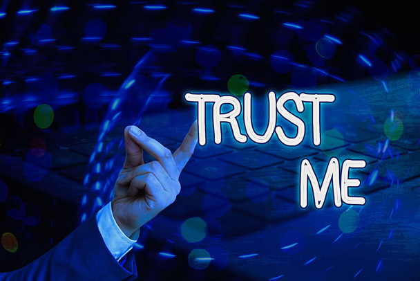 Conceptueel handschrift dat Trust Me laat zien. Business foto tekst Beslissingen om de relatie op te bouwen in een veilig en betrouwbaar iemand. - Foto, afbeelding