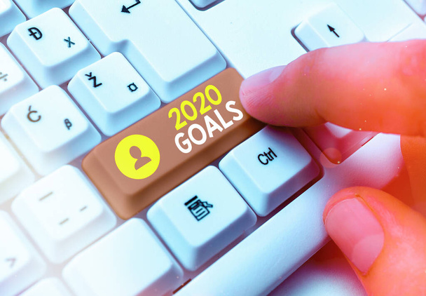 Konzeptionelle Handschrift mit Zielen für 2020. Business-Foto mit einer gezielten Liste von Ambitionen, die in einem Jahr erfüllt werden müssen. - Foto, Bild